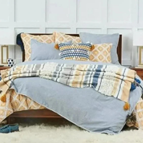 *NWT* Home Decor - Accents - Tufted Throw Blanket w/ Tassel Trim - TJ Maxx - Picture 5 of 5